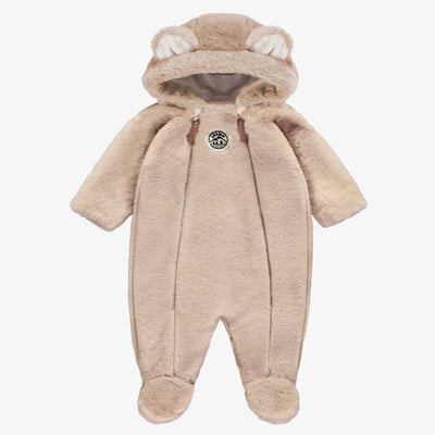 Une pièce beige en fausse fourrure, naissance