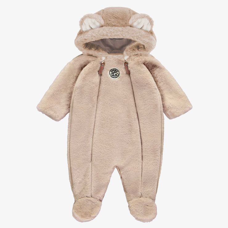 Une pièce beige en fausse fourrure, naissance