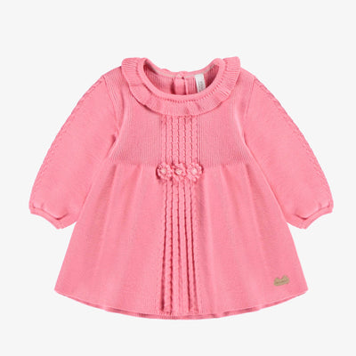Robe rose en tricot, naissance