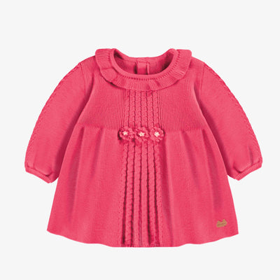 Robe rose en tricot, naissance