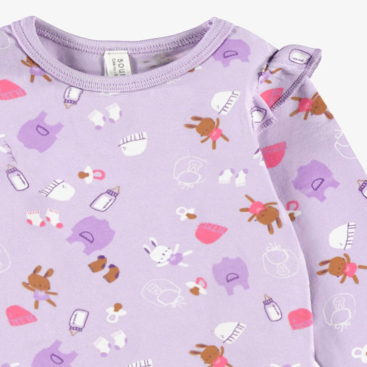 Zoom illustration du cache-couche mauve à motifs, naissance