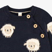 Détails zoom du chandail bleu marine en tricot, naissance