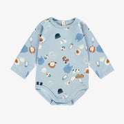 Cache-couche bleu à motifs, naissance