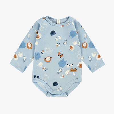 Cache-couche bleu à motifs, naissance