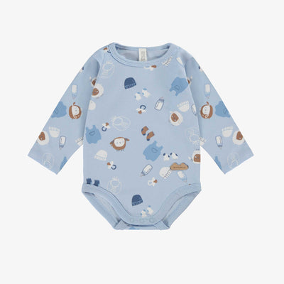 Cache-couche bleu à motifs, naissance