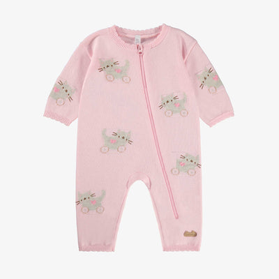 Une pièce rose en tricot avec motifs, naissance