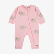 Une pièce rose en tricot avec motifs, naissance