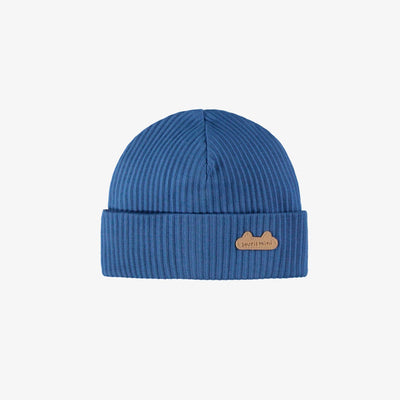 Bonnet bleu en tricot côtelé, naissance