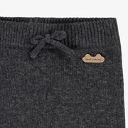 Zoom détails du pantalon gris en tricot, naissance