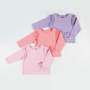Présentation du t-shirt lilas à rayures, bébé