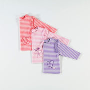 Présentation du t-shirt mauve à rayures, bébé