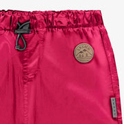 Zoom du pantalon d’extérieur rose, bébé