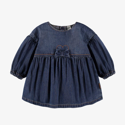 Robe bleue en denim, naissance